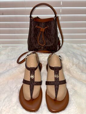 SET MK Michael Kors Sasha Flat Size Sandals Sz 6.5 & Suri SM Bucket Bag
